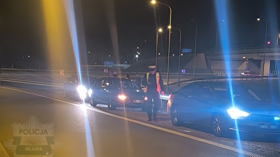 Kupił auto, wrócił z zarzutami. Nielegalne wyścigi na S7 pod Mławą Policjant podczas interwencji na S7