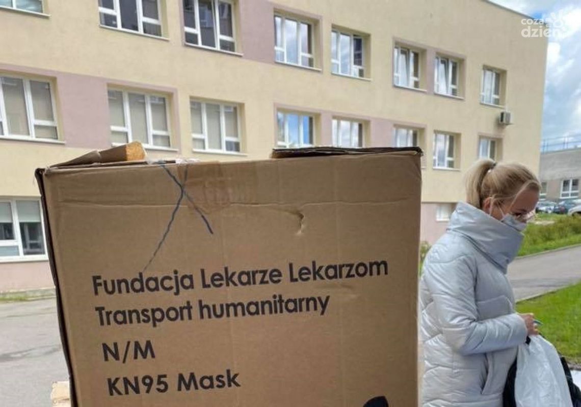 Lekarze Lekarzom. Środki ochrony osobistej trafiły do Ciechanowa (zdjęcia)