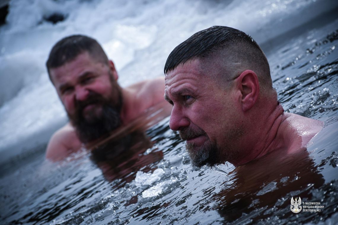 Lekcja przetrwania od rekordzisty Guinnessa: Żołnierze w lodowatym jeziorze