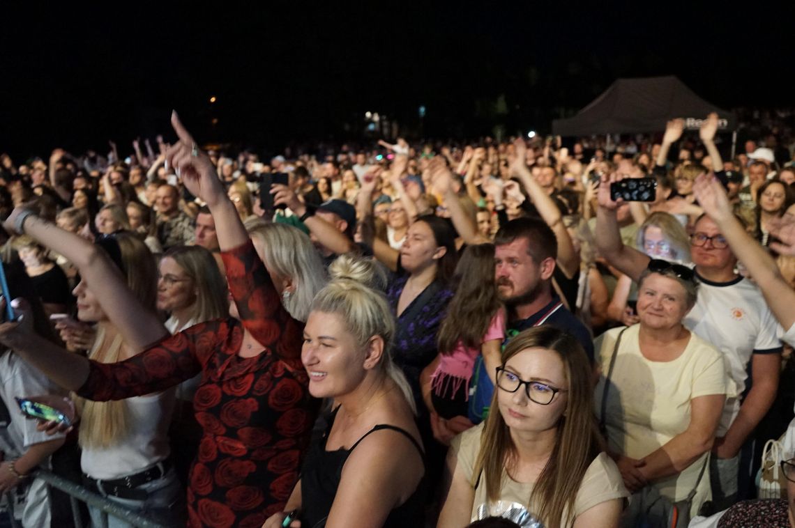 Publiczność bawiąca się podczas koncertu