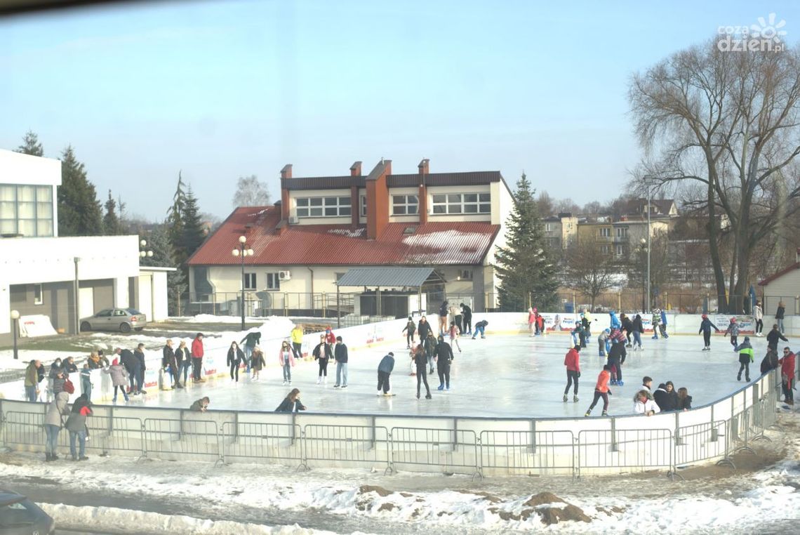 Liczna frekwencja na lodowisku i basenie w Ciechanowie