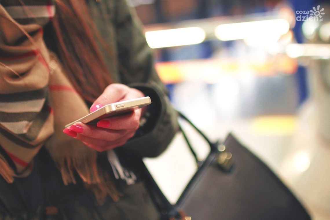 „Mamo, telefon wpadł mi do toalety…” – oszuści wyłudzili prawie 7 tysięcy złotych