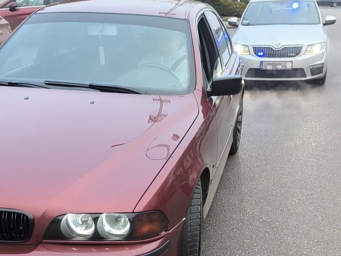 Auto z głośnym wydechem podczas kontroli policji