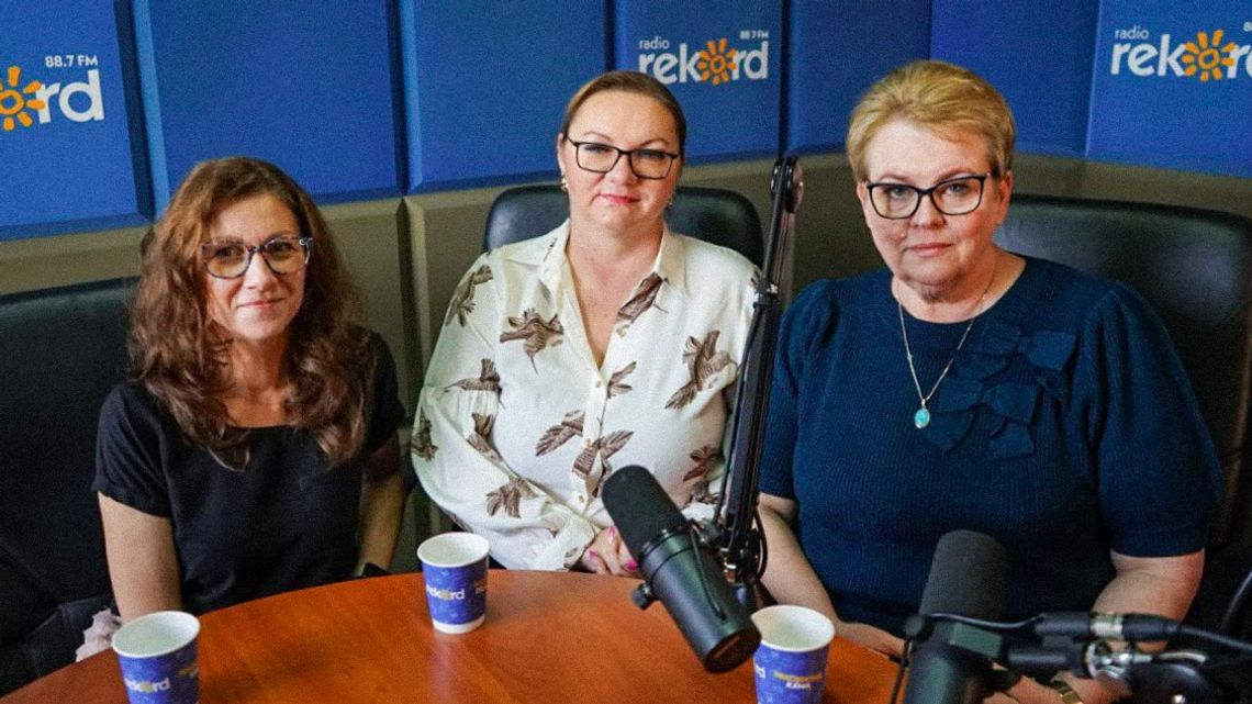 Maria Skłodowska w Szczukach. „Wielkie osiągnięcia zaczynają się czasami od zwykłych miejsc” Trzy gościnie z Krasińca siedzą przy stole z mikrofonami w studiu Radia Rekord Mazowsze.