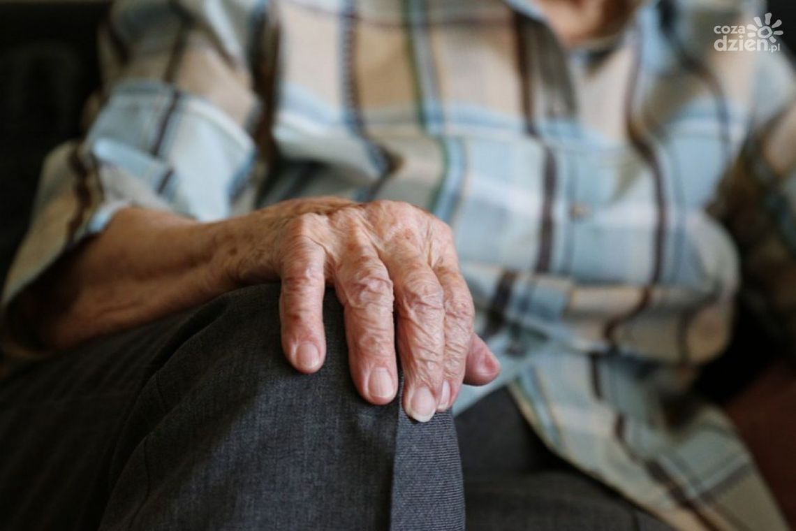 Marszałek apeluje do seniorów: Prosimy, przetrwajcie ten czas w domu