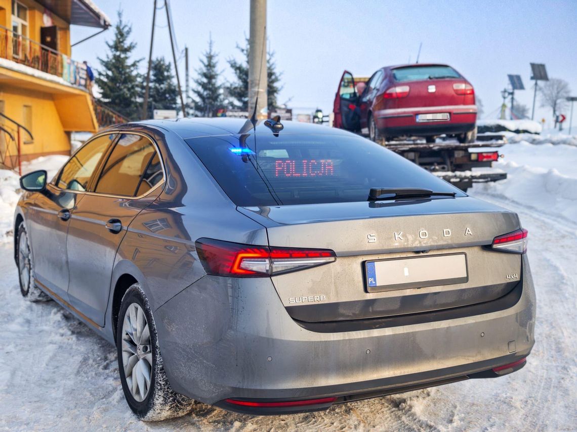 Auto na lawecie i policyjne auto