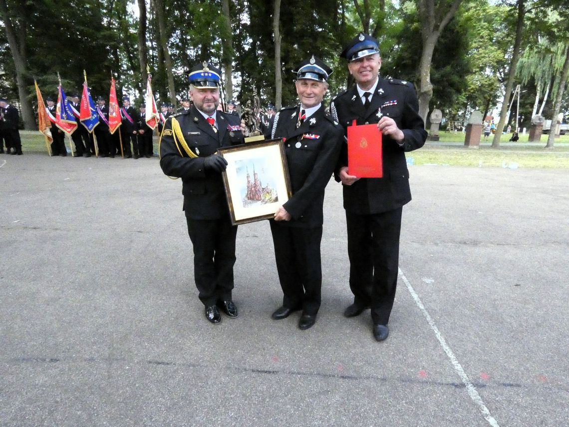 Medal dla sztandaru i kapsuła czasu na 150-lecie. OSP Rostkowo świętowało setne urodziny
