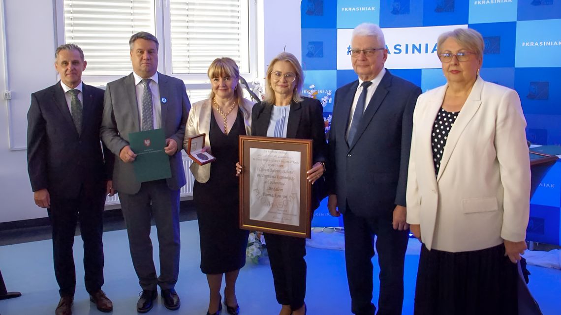 Marzanna Zmysłowska i przedstawiciele I LO w Ciechanowie podczas wręczenia Medali Pro Masovia