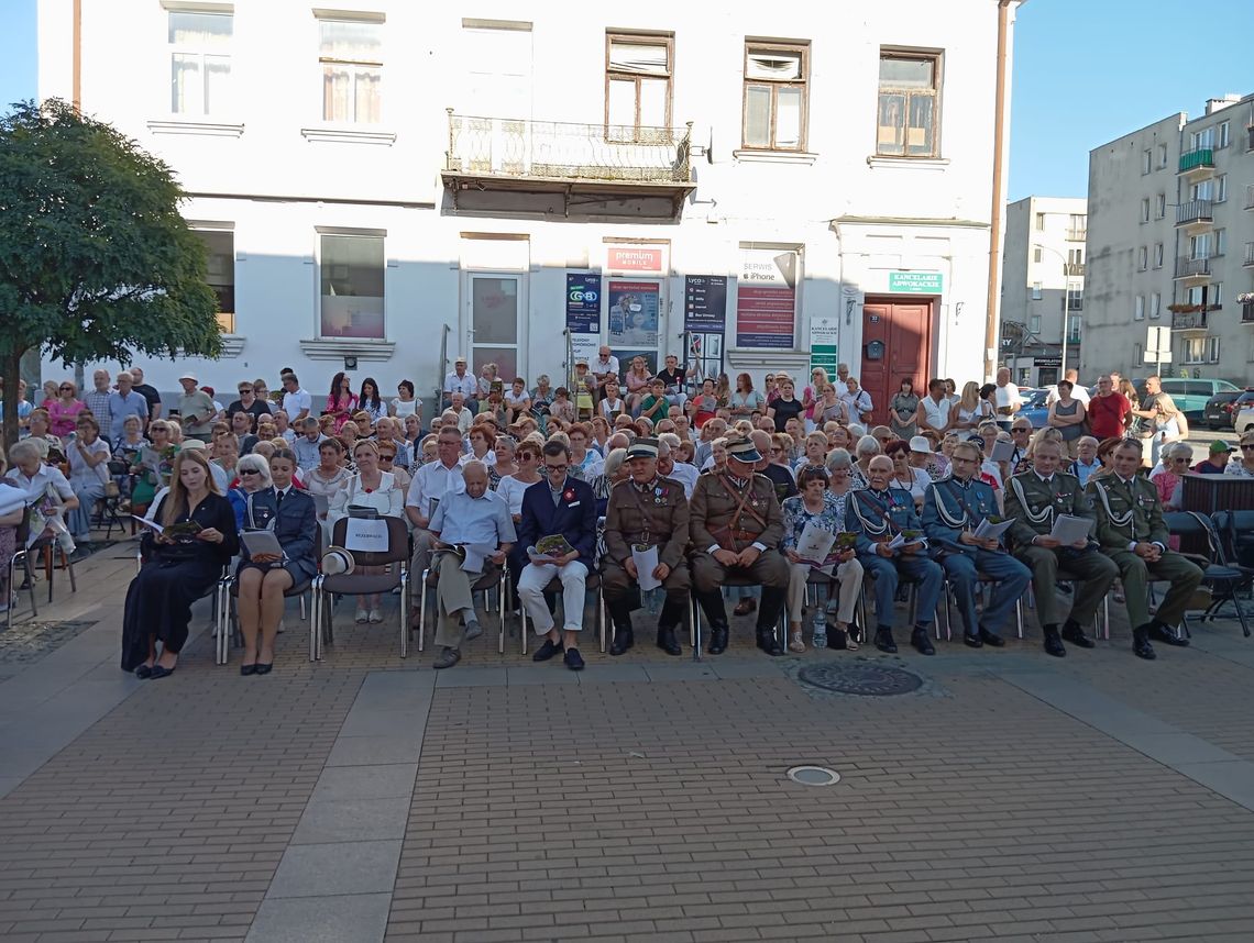 Mieszkańcy Ciechanowa i powiatu zaśpiewali dla Bohaterów. 6. edycja „Polskich kwiatów”