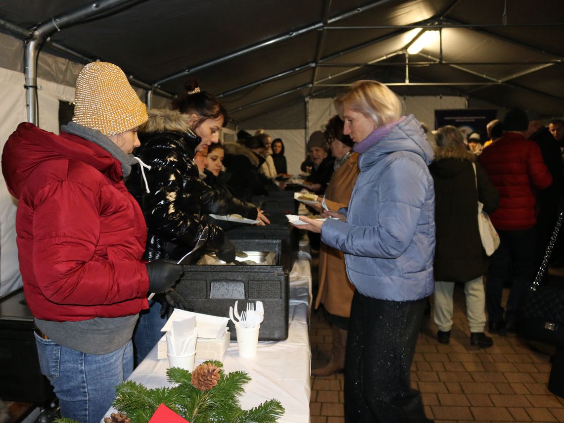 Poczęstunek podczas miejskiej wigilii w Mławie