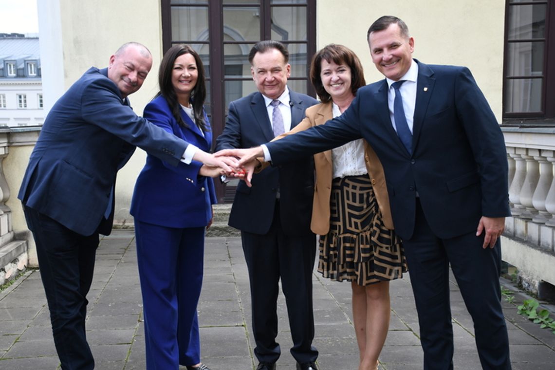 Miliardy na drogi, szpitale i Koleje Mazowieckie. Zarząd województwa mazowieckiego z absolutorium