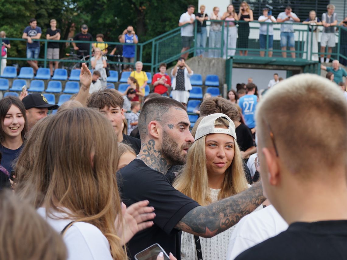 MKS Ciechanów wygrywa 2:0 z Mazurem Radzymin. Na boisku także KrzyKrzysztof z ekipy Quebonafide