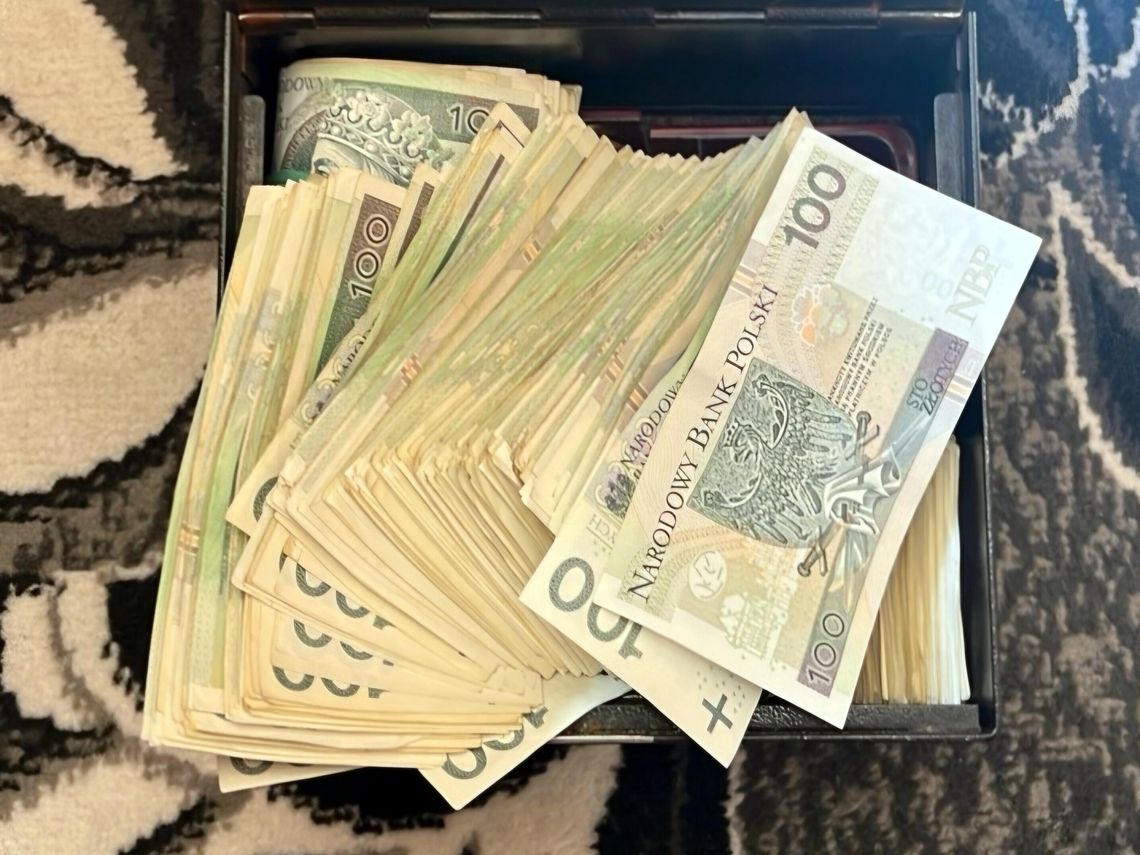 Mława. Kryminalni przejęli papierosy bez akcyzy i 100 tysięcy złotych w gotówce Przejęte pieniądze