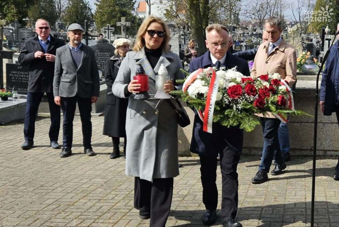 Mława pamięta Katyń. Uroczyste obchody 85. rocznicy zbrodni na cmentarzu