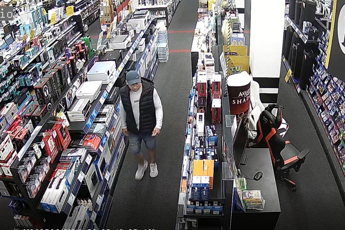 Mława. Poznajesz? Dzwoń na policję. Okradli sklep