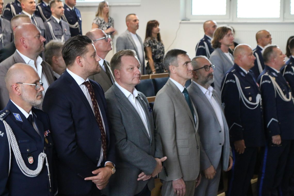 Uroczystości Święta Policji w Mławie z udziałem funkcjonariuszy i gości, obchody 100-lecia kobiet w Policji.