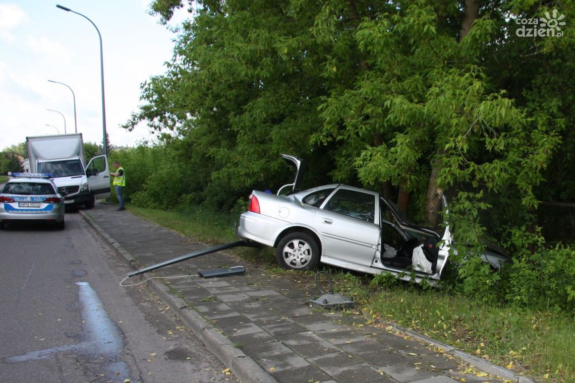 Mława. Wiózł dwoje dzieci i wypadł z drogi (zdjęcia)