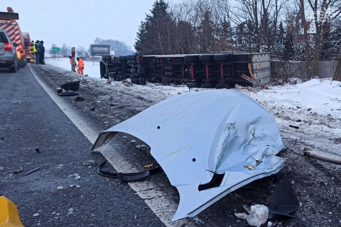Mława. Wypadek na Warszawskiej, tir w rowie