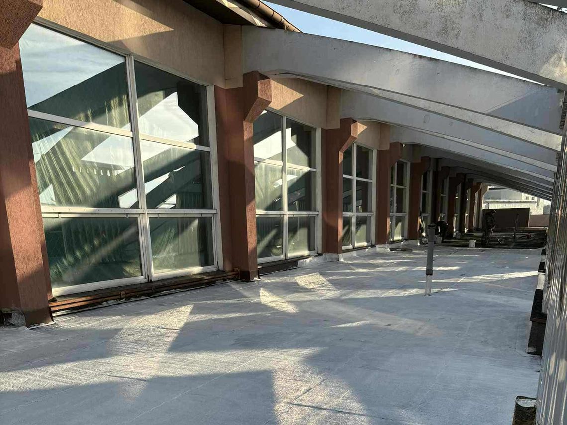 Mławska hala z nowym dachem. Zredukuje upał wewnątrz Na zdjęciu poddasze hali sportowej w Mławie