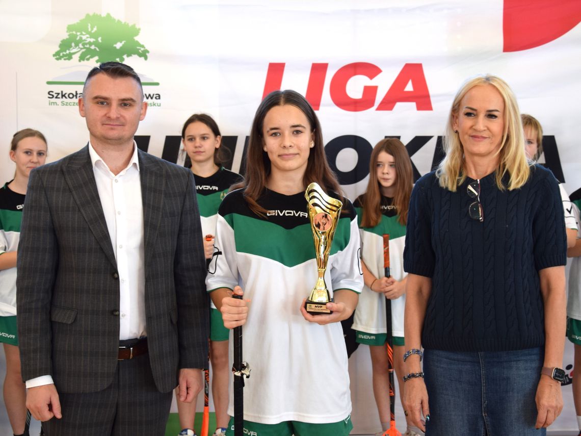 Młodzi mistrzowie kija zdominowali halę w Sońsku. Znamy wyniki I rundy ligi unihokeja. Laureatka zawodów z pucharem