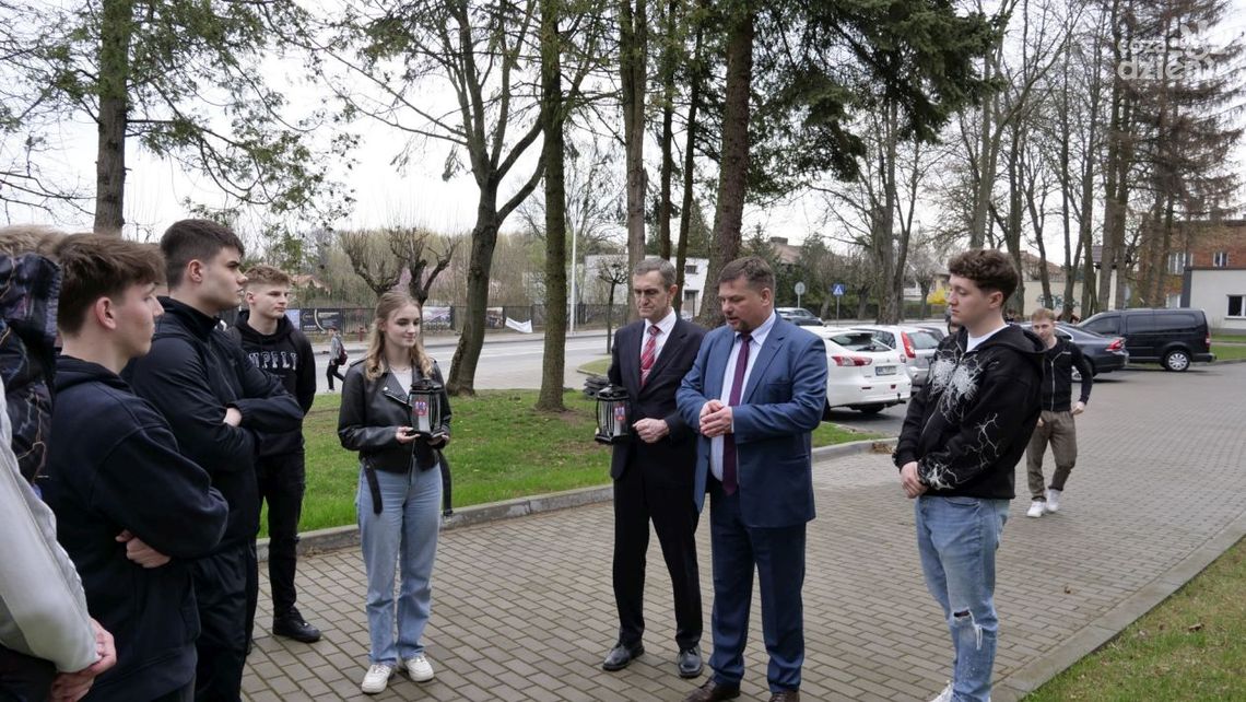 Młodzież Mławy Pamięta o Bohaterach Katynia. Symboliczna Lekcja Historii przy Dębach Pamięci