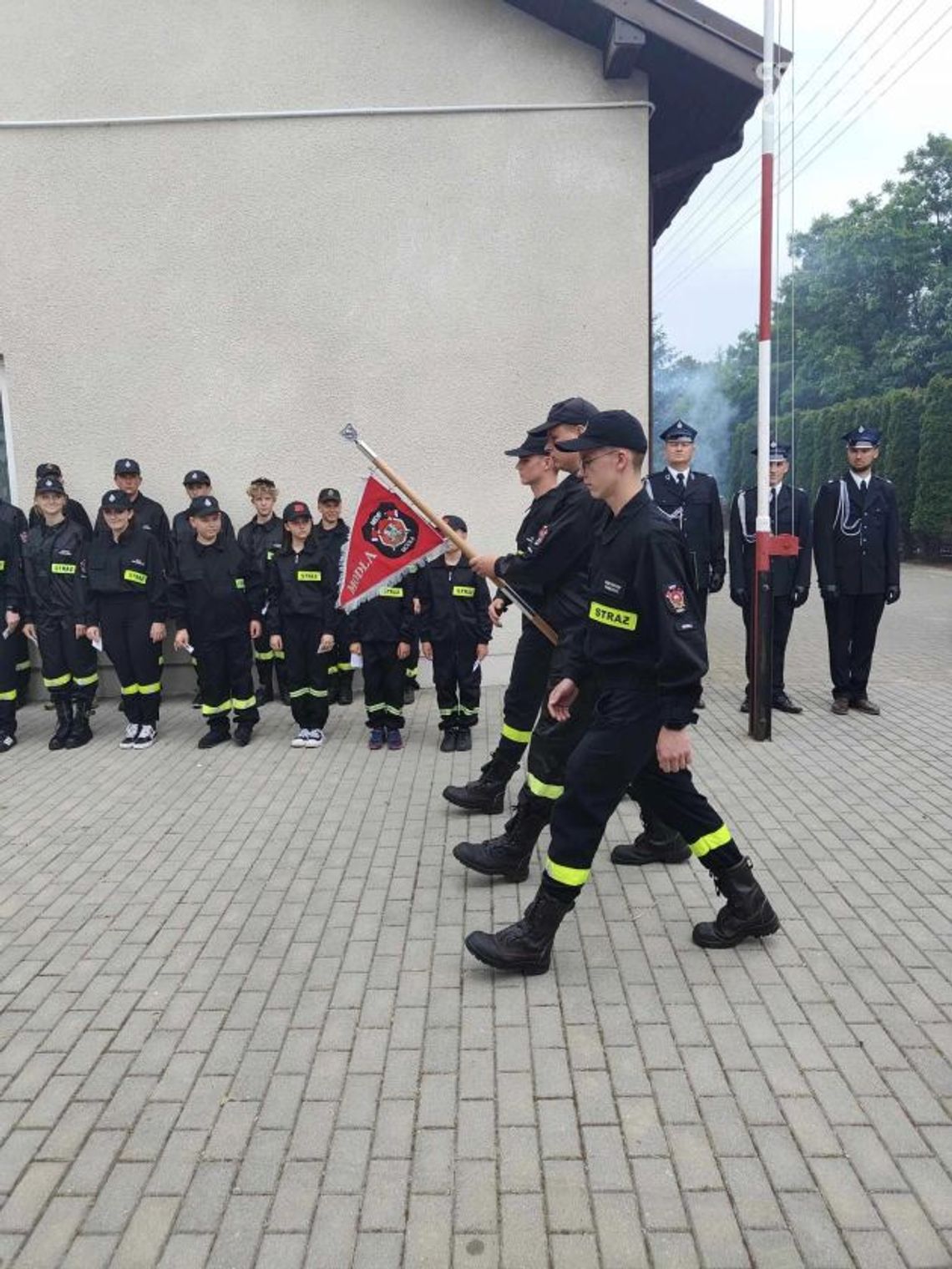 Młodzieżowa Drużyna Pożarnicza OSP Modła ma swój proporzec