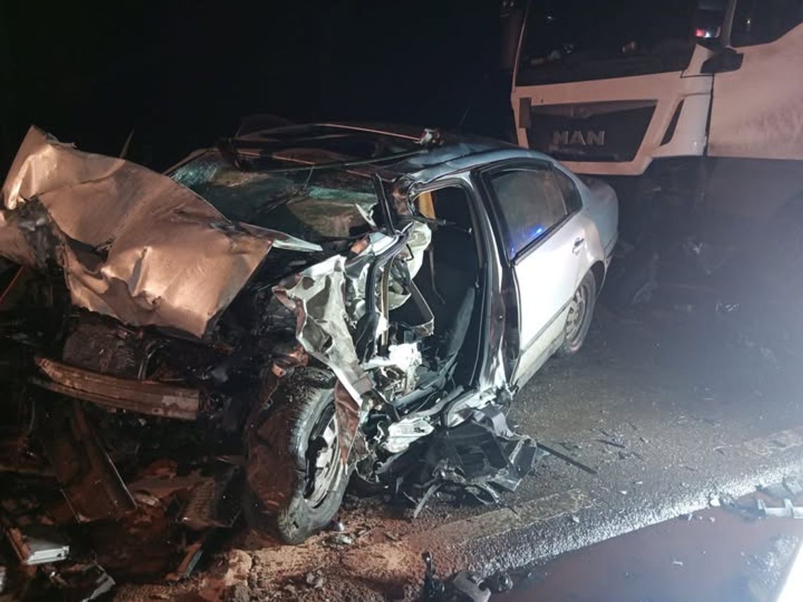 Morawy-Laski: Czołowe zderzenie z ciężarówką na DK-60. Nie żyje 52-latek Zgnieciony samochód w wypadku