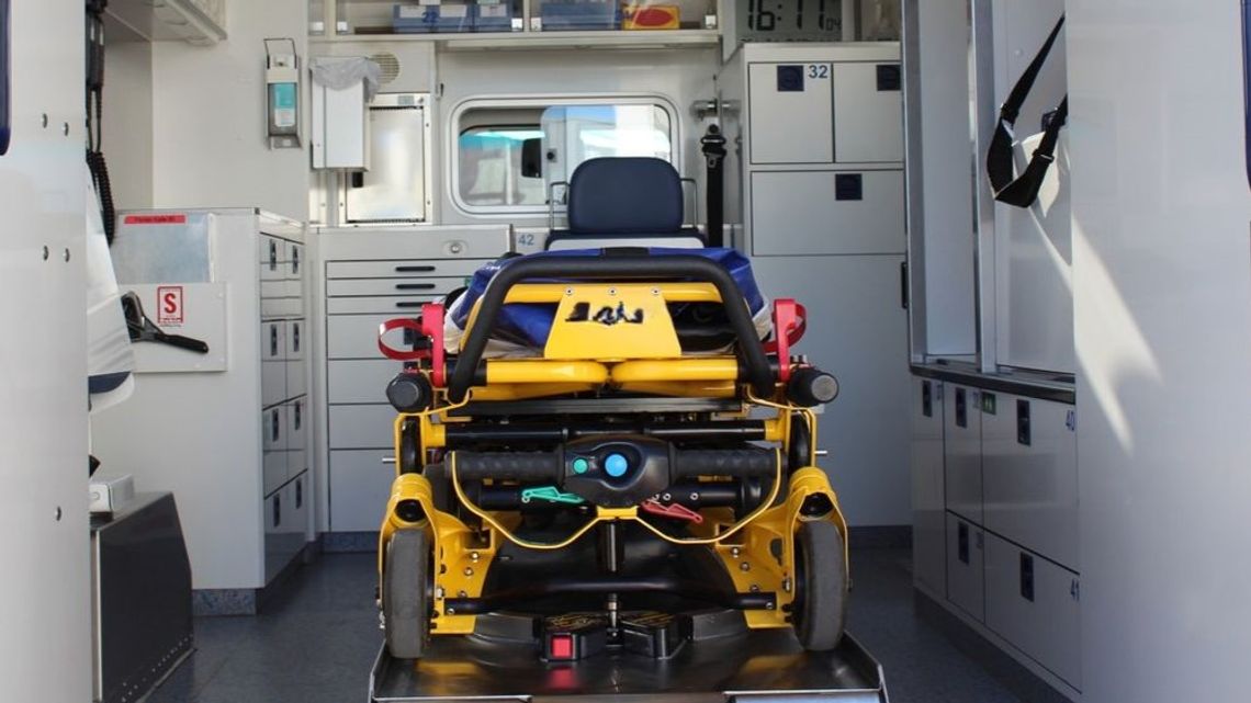 Wnętrze ambulansu zespołu ratownictwa medycznego