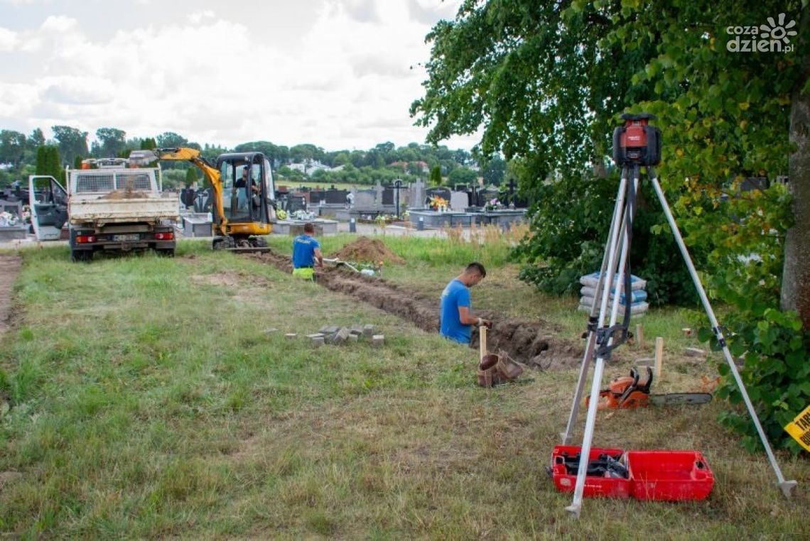 Na obszarze o wielkości dwóch kwater powstaje godne miejsce na urny. Prace na komunalnym cmentarzu już się rozpoczęły
