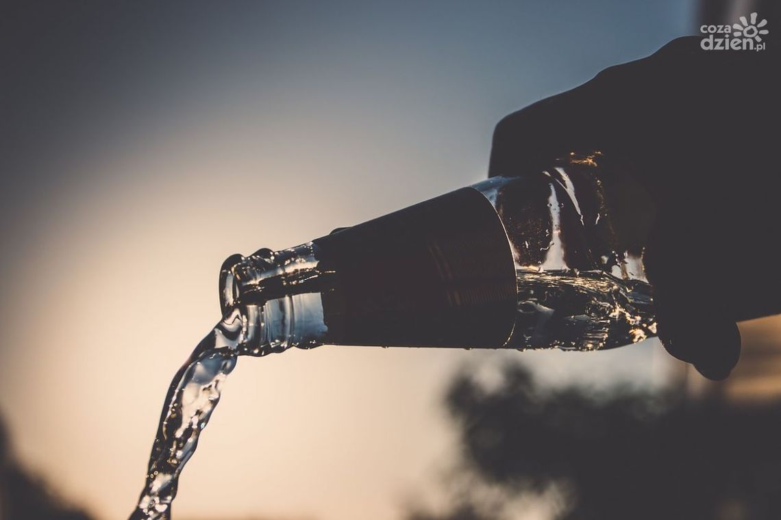 Na wagarach ukradli alkohol, nieletni odpowiedzą przed sądem