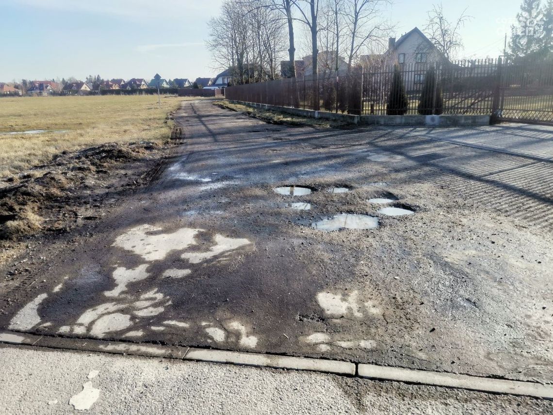 Nad niektórymi ulicami w Ciechanowie zawisły ciemne chmury. Czekają na naprawę od kilkunastu lat