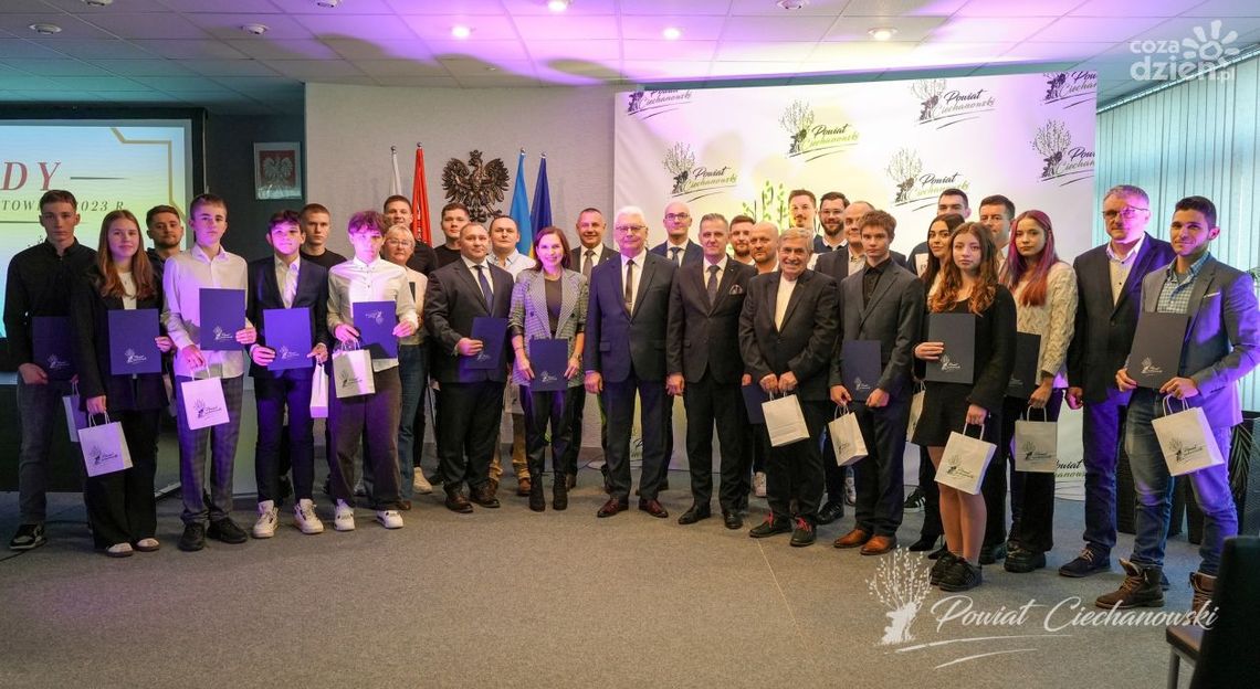 Najlepsi sportowcy i trenerzy 2023 roku uhonorowani przez powiat ciechanowski