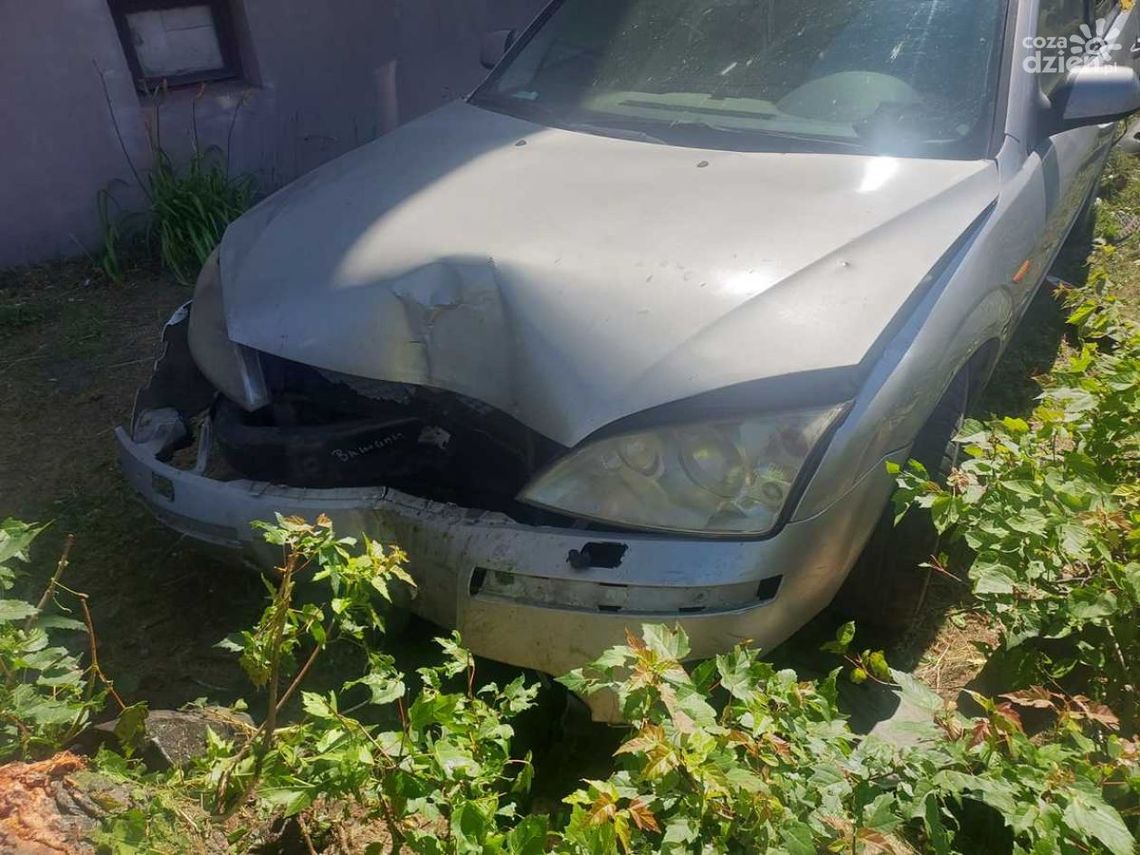Najpierw uderzył w ogrodzenie potem w drzewo 
