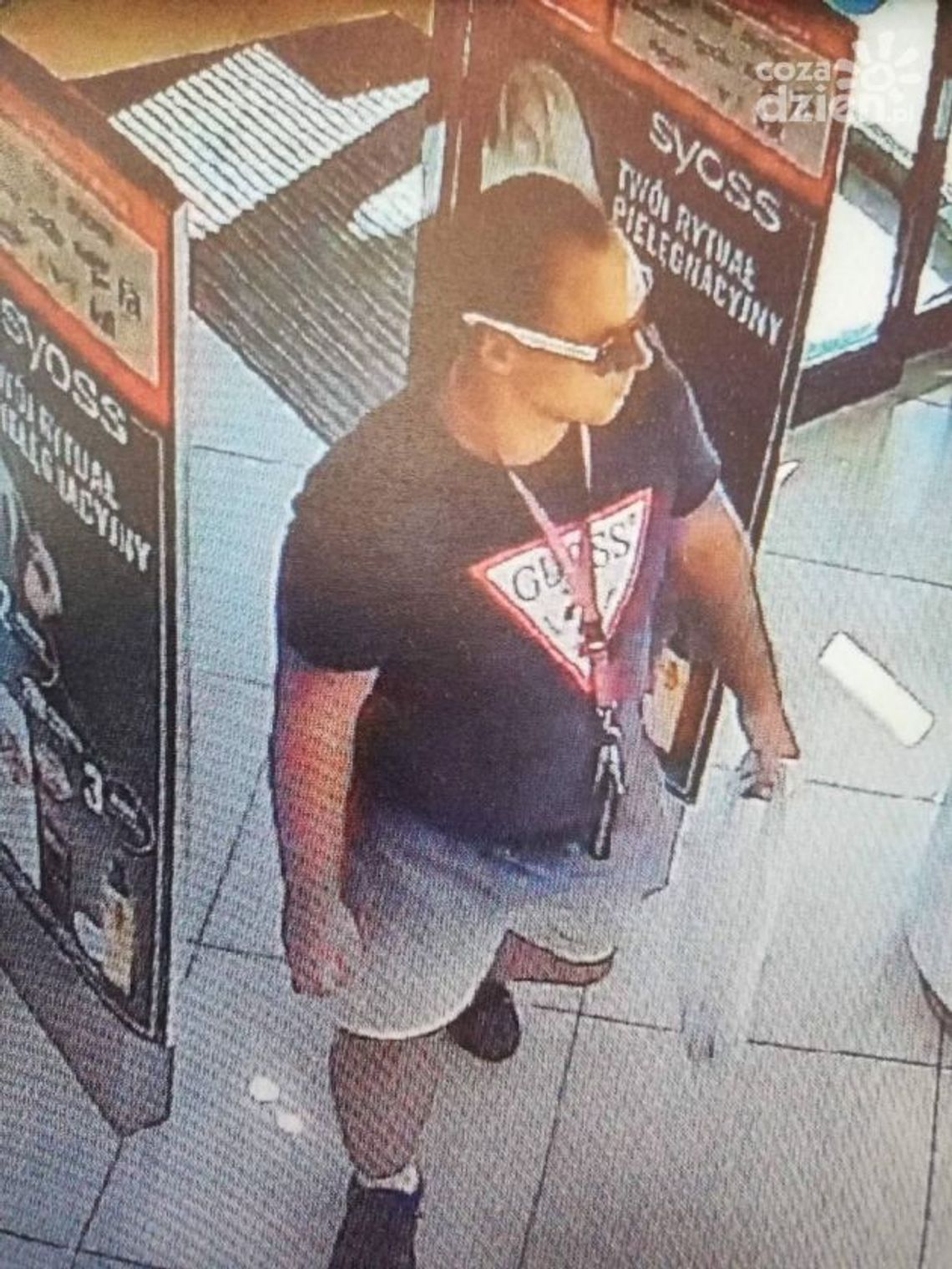 Namierzyły go kamery monitoringu. Ukradł perfumy. Szuka go policja