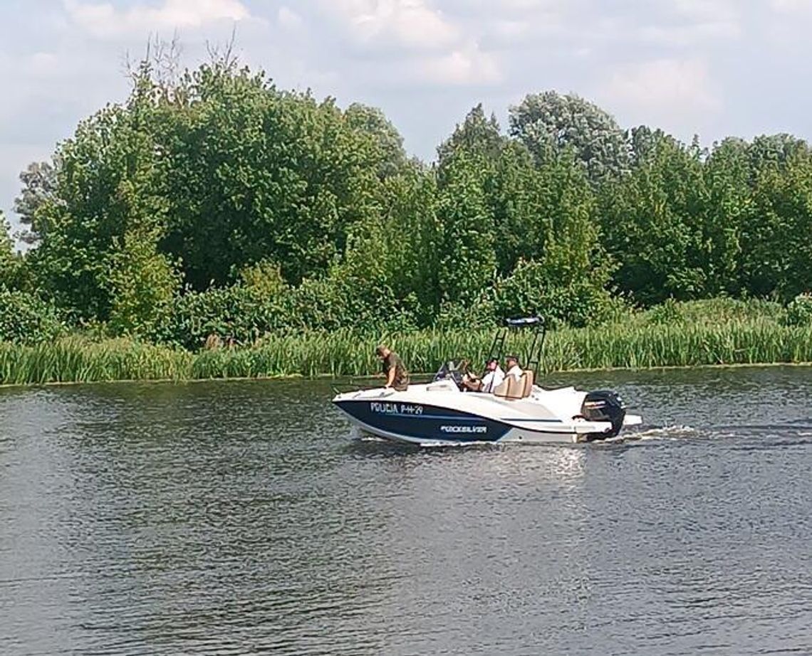 Narkotyki pod mostem w Pułtusku. Policyjny patrol wodny zatrzymał podejrzanego