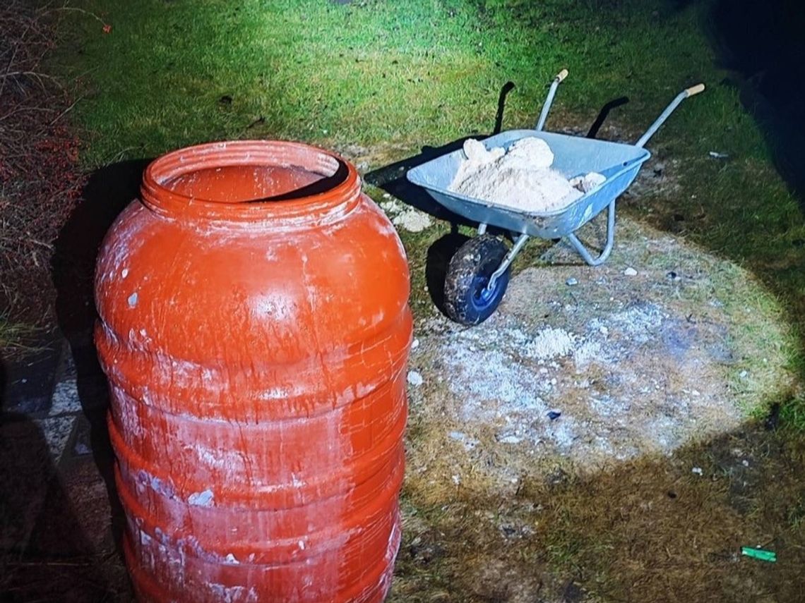 Narkotyki wywozili na taczce. Likwidacja laboratorium amfetaminy pod Przasnyszem Beczka i taczka z narkotykami