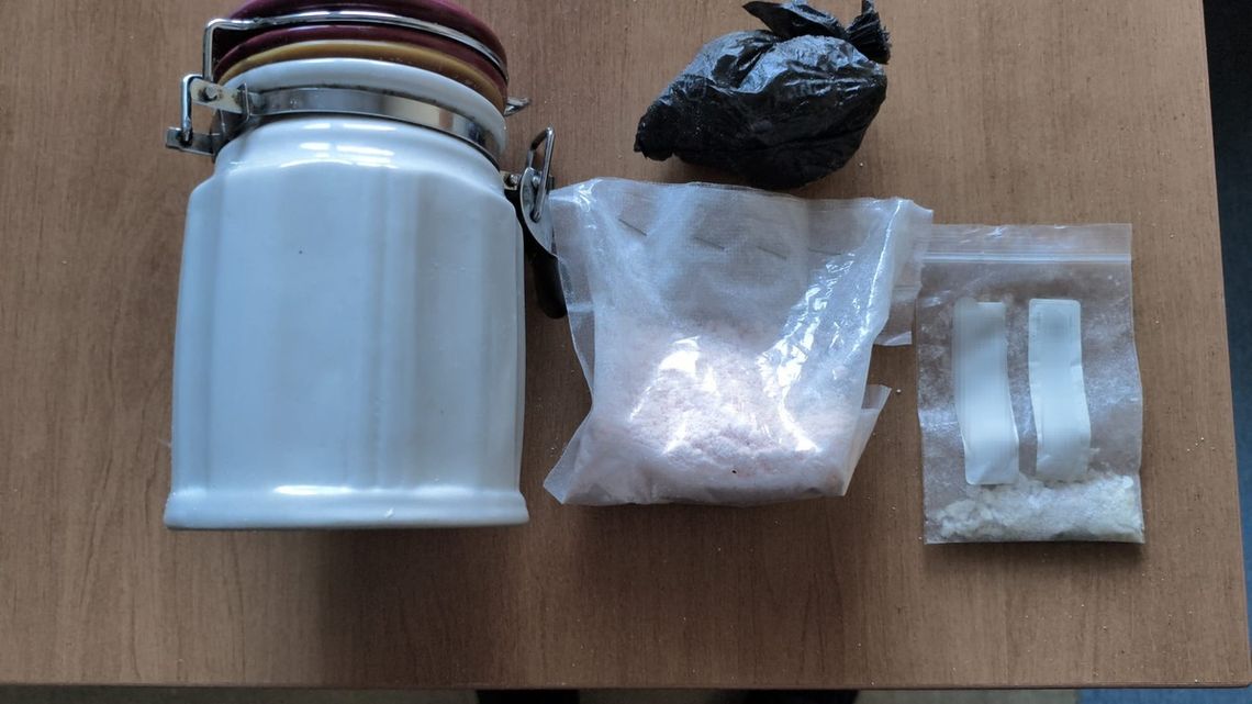 Narkotyki zamiast żywności w lodówce. 50-latka z Płońska trafiła do aresztu Narkotyki na stole