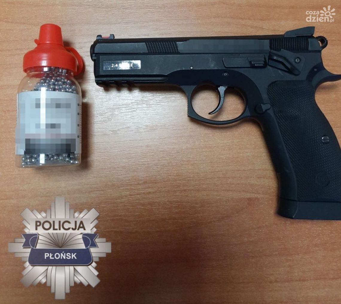 Nastolatek strzelał z broni pneumatycznej w  wiatę przystankową