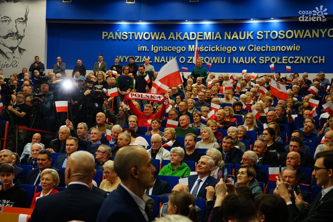 Nawrocki przemawia, studenci dostają białej gorączki