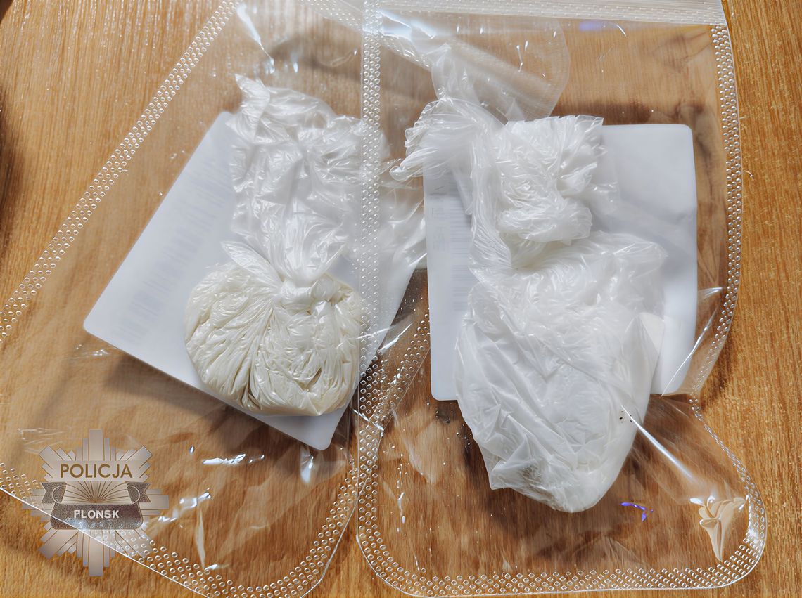 Nerwowe zachowanie zdradziło 33-latkę. Policjanci z Raciąża znaleźli narkotyki podczas kontroli Amfetamina i mefedron w torebkach na stole