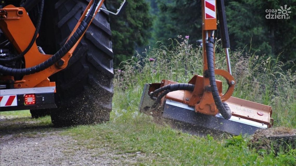 "Nie potrafię tego zrozumieć". Śmieci lądują na poboczach