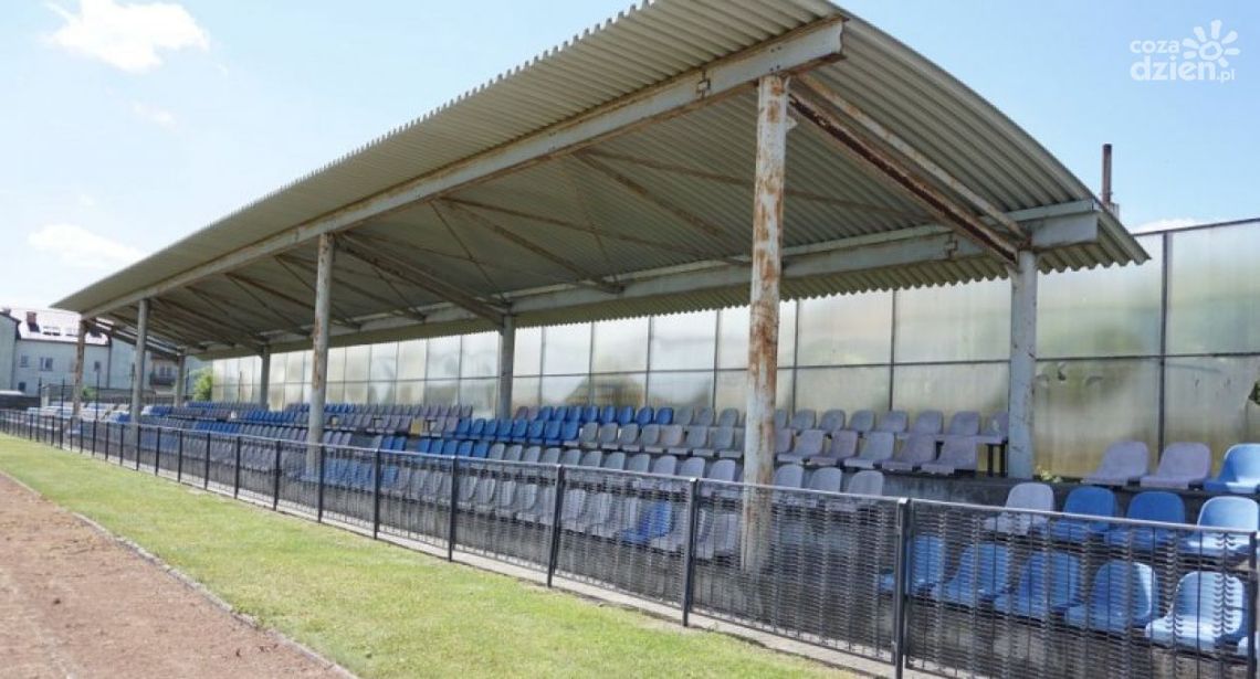 Nieletni rozpalili ognisko na trybunach stadionu w Glinojecku. Burmistrz: Nie pozwólmy zniszczyć stadionu