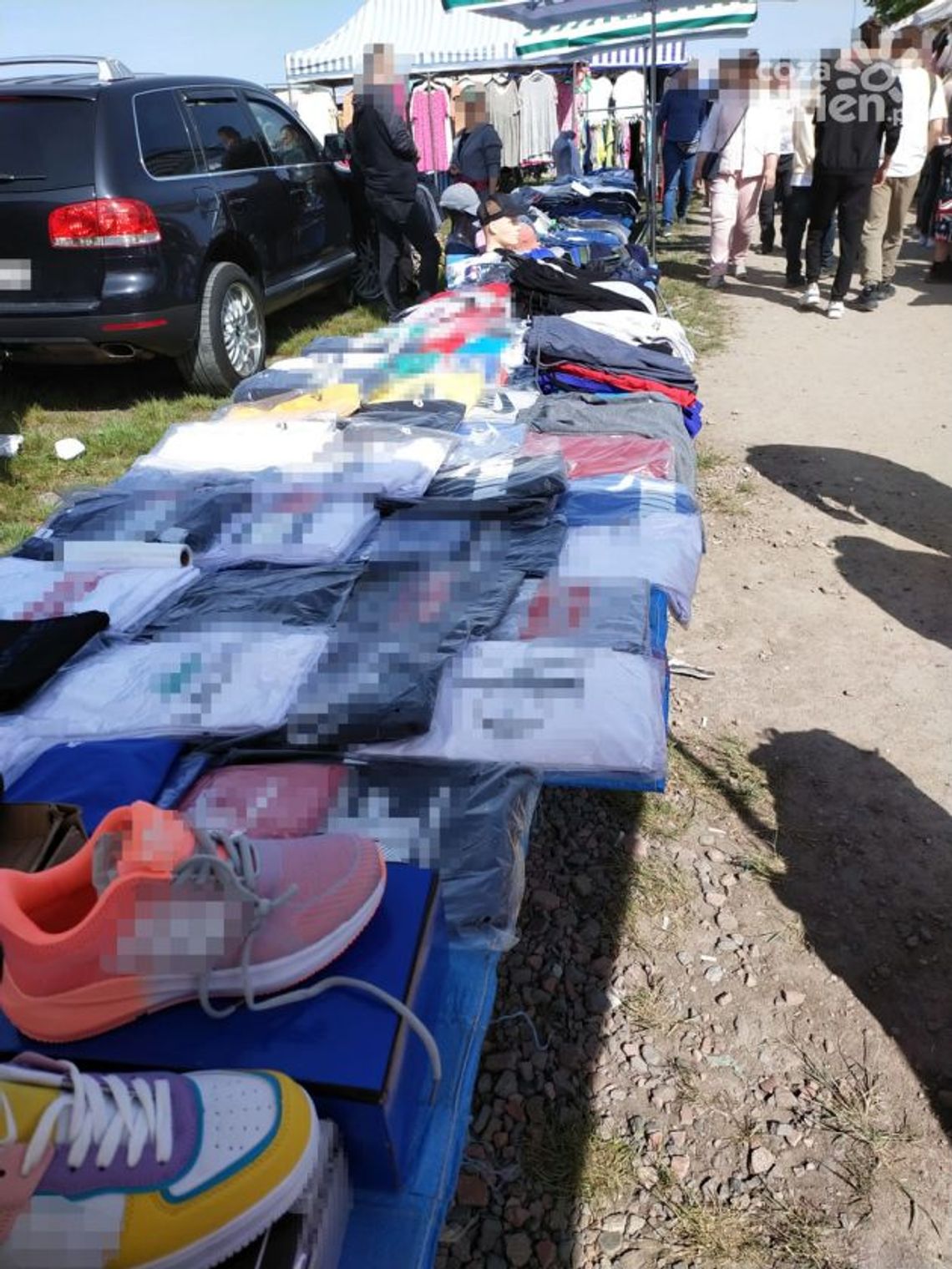 Nieuczciwi handlarze podrabianej odzieży zatrzymani na płońskim targowisku - Znaleziono ponad 1200 sztuk fałszywych produktów