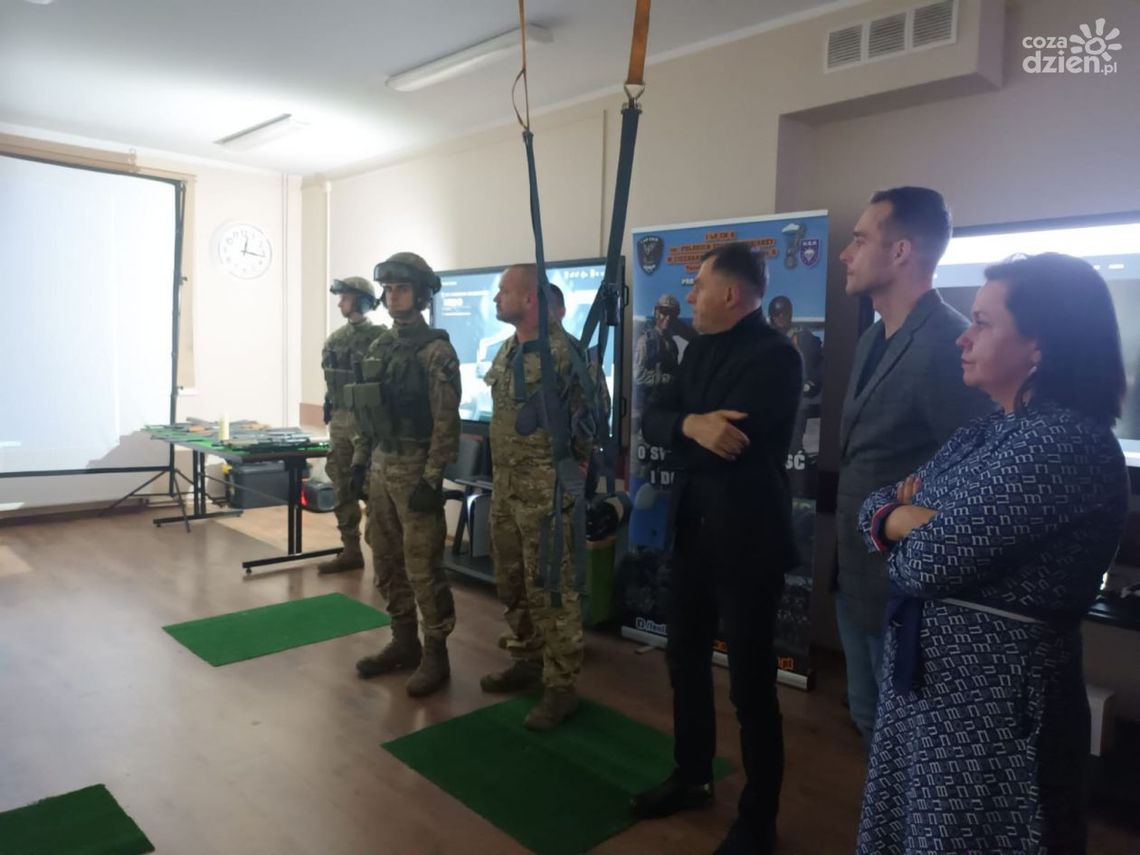 Niezwykłe urządzenia w I LO CN-B im. Polskich Spadochroniarzy w Ciechanowie - nowe technologie i symulator skoków spadochronowych