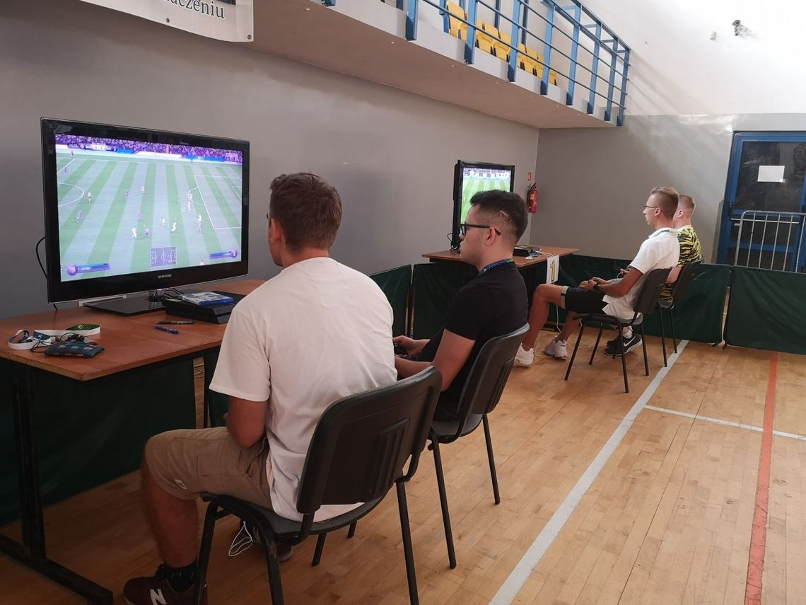 Nocne granie w Ciechanowie. 128 gamerów powalczy o puchar prezydenta