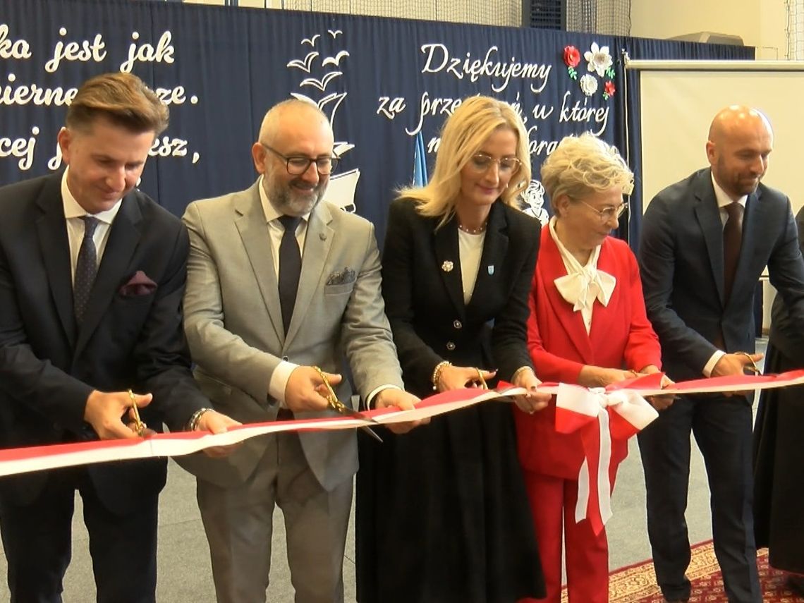 Oficjele przecinają wstęgę w hali sportowej w Szulmierzu