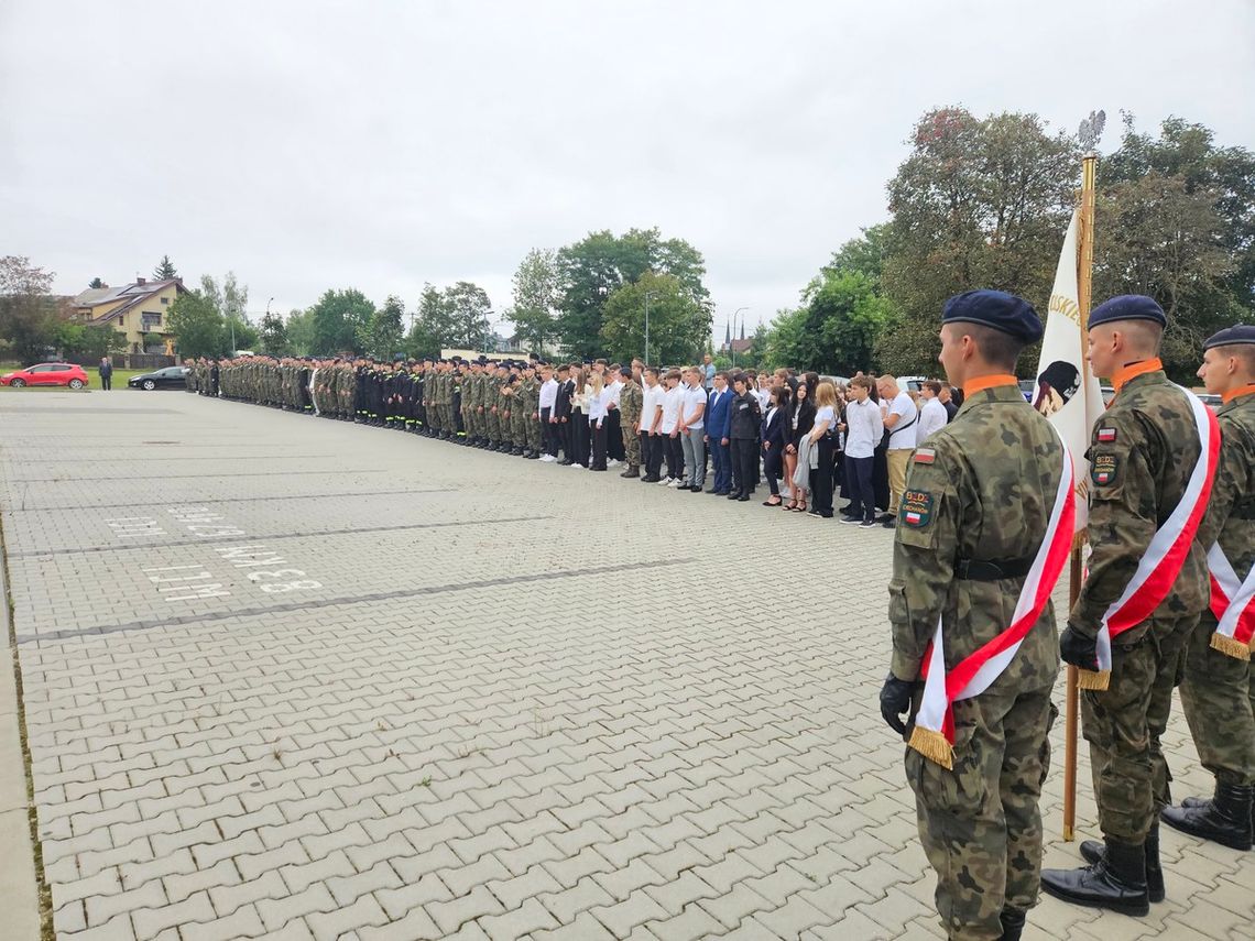 Uczniowie w mundurach na inauguracji klasy policyjnej w Ciechanowie