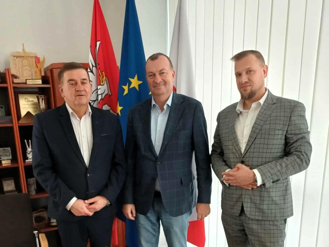 Nowe inwestycje na horyzoncie? Starosta mławski dziękuje marszałkowi i rozmawia o przyszłości. Nowe inwestycje na horyzoncie? Starosta mławski dziękuje marszałkowi i rozmawia o przyszłości.