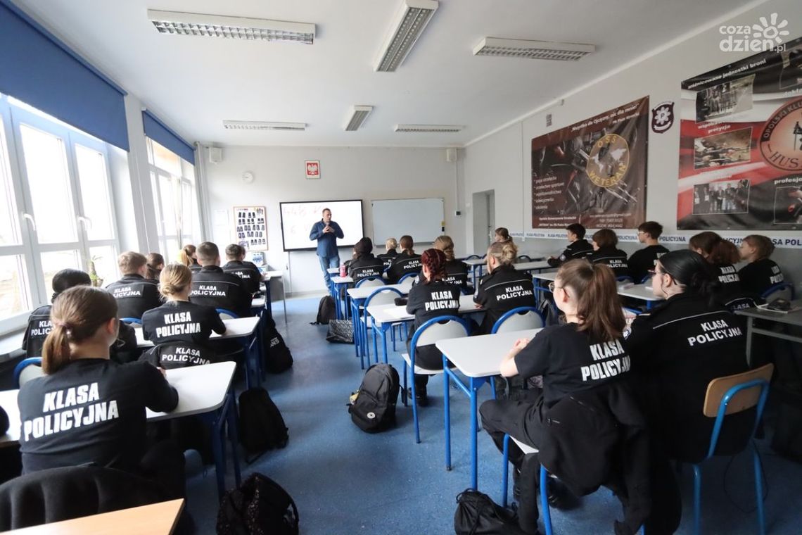 Nowe oddziały mundurowe w szkołach ponadpodstawowych: trwa nabór wniosków