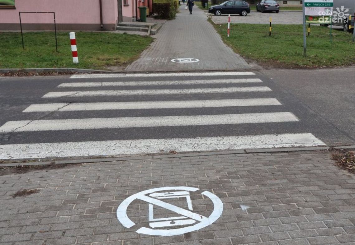 Nowe oznakowanie na przejściach w Ciechanowie - bez telefonów na „zebrach”!